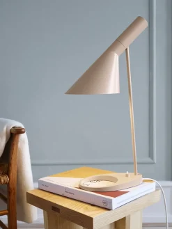 Outlet AJ bordlampe, sand Skrivebordslamper|Lamper Til Reol