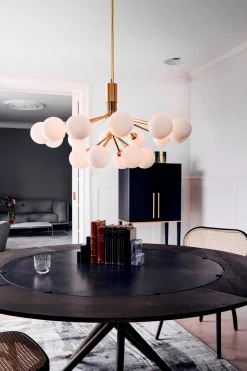New Apiales 18 lysekrone, børstet messing/opal Messinglamper|Glas Lamper