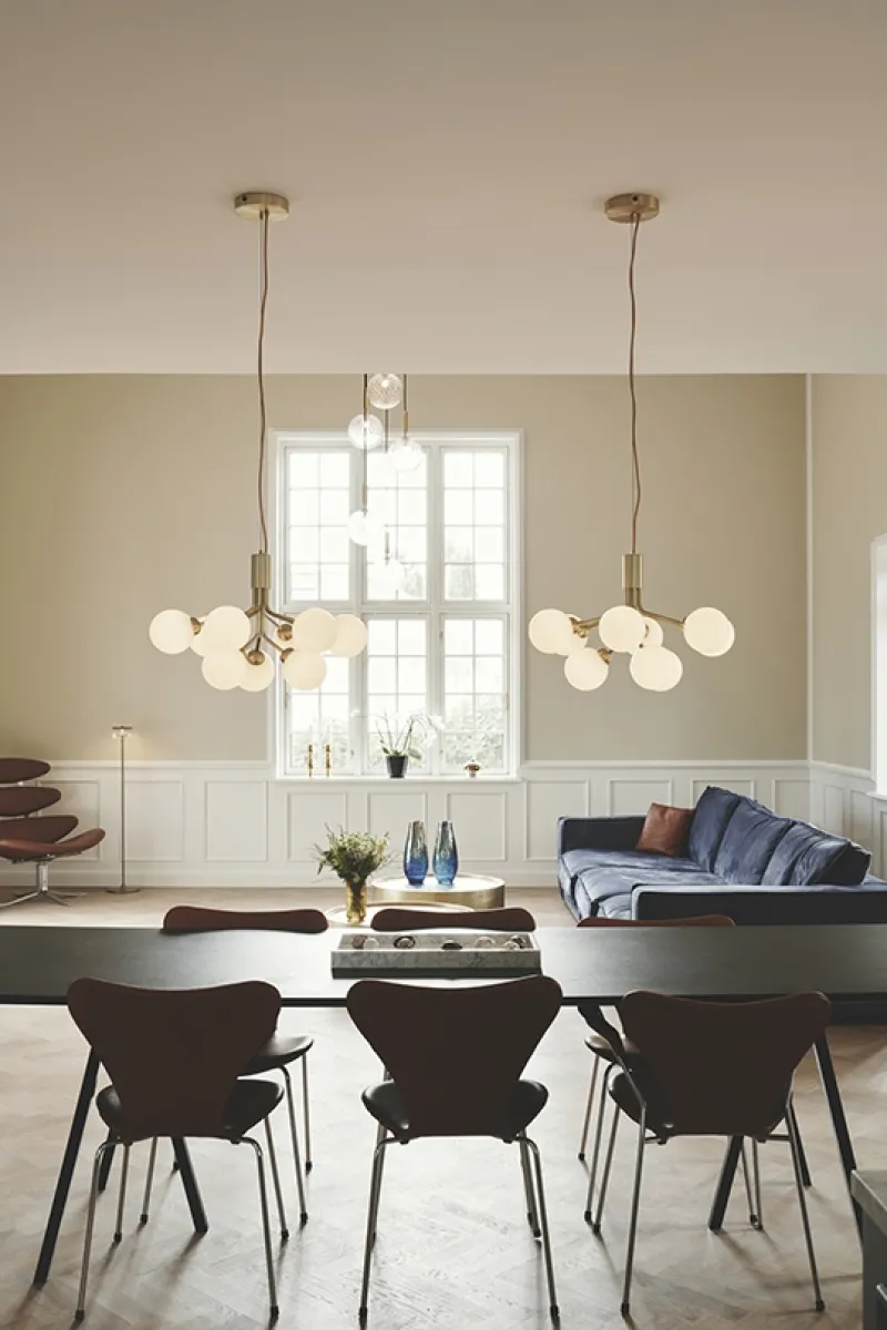 Best Apiales 9 lysekrone, børstet messing/opal Messinglamper|Glas Lamper