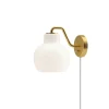 New VL Ringkrone 1 væglampe, messing/blank opal Messinglamper|Hvide Lamper